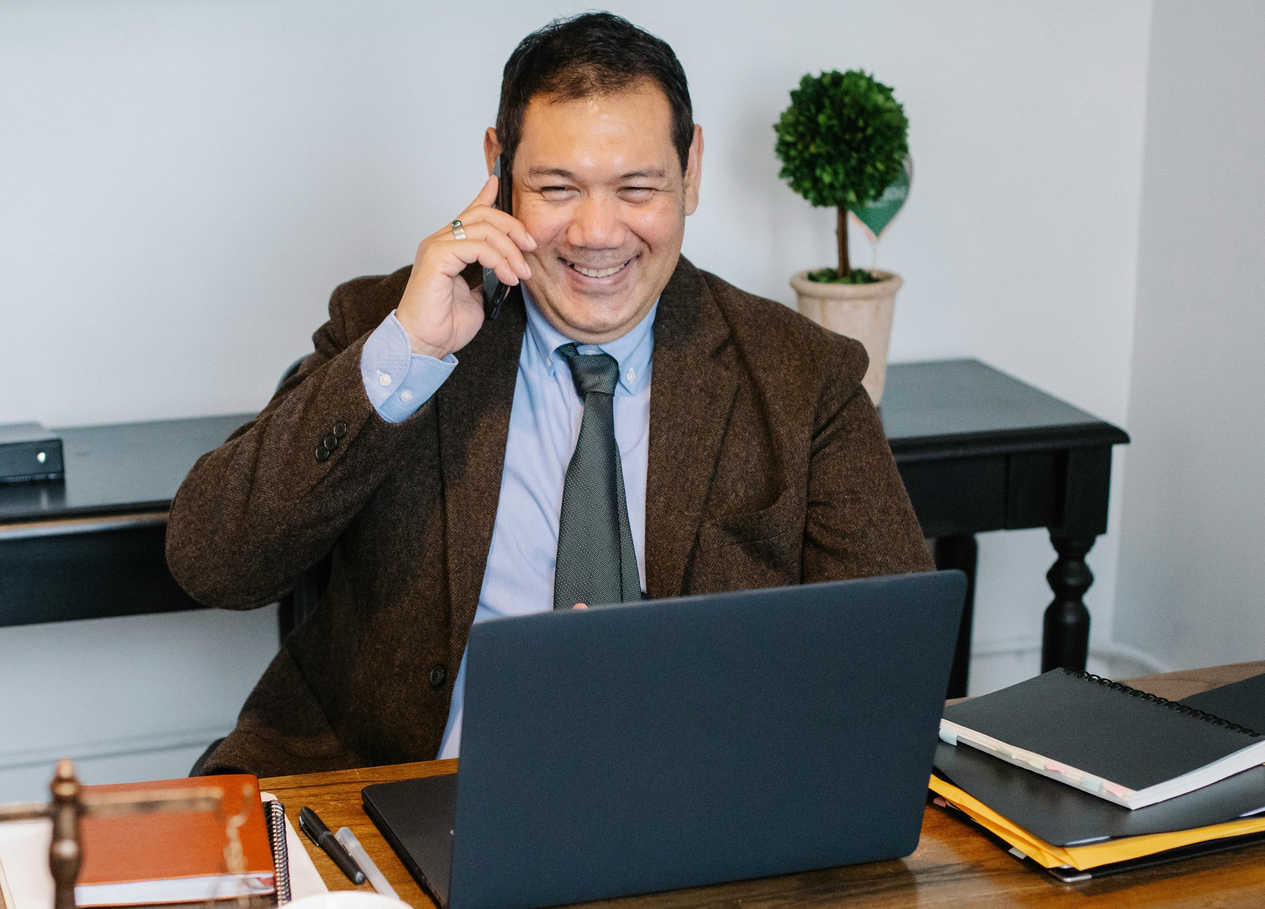 Foundery USA U.S. formation expert reviewing documents during consultation